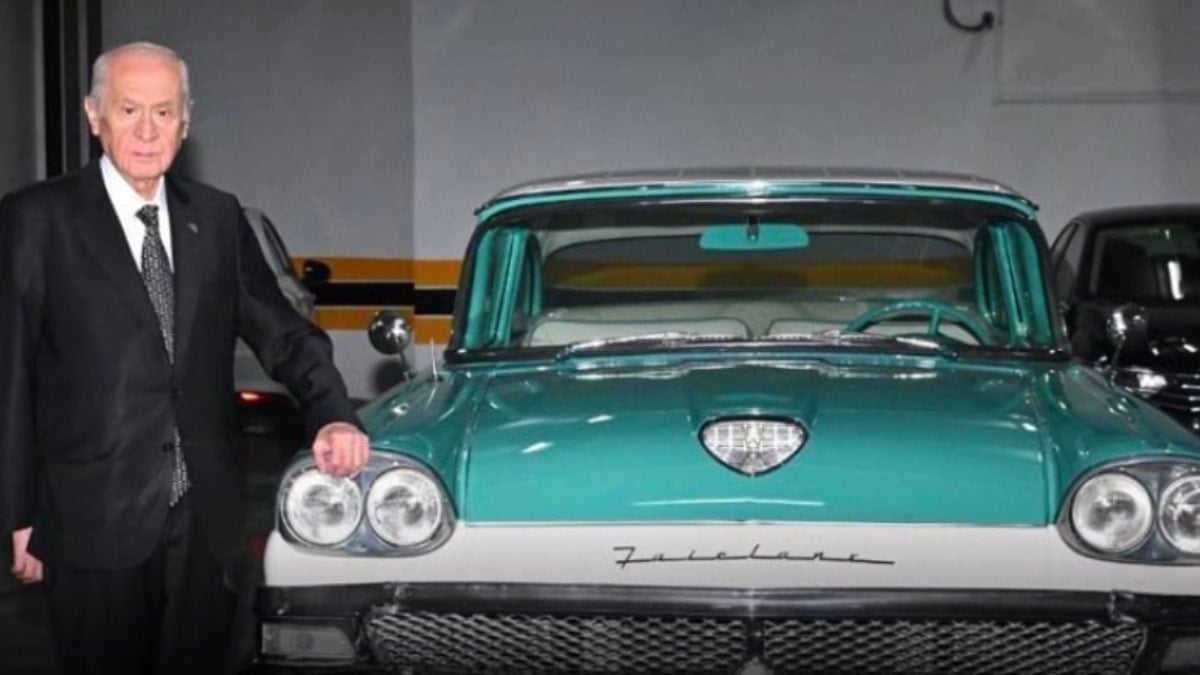 Bahçeli sürprizi! Koleksiyonundaki klasik otomobili hediye etti
