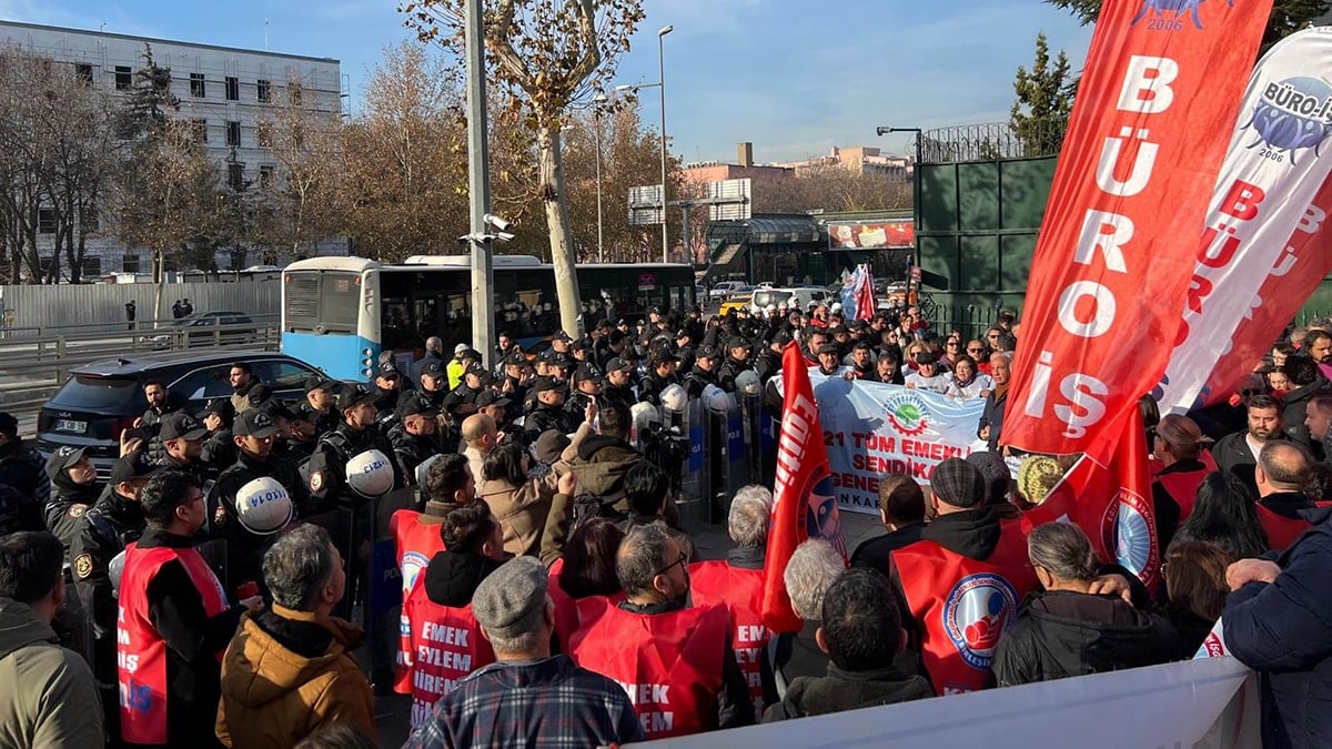 Adil gelir talebine polis ablukası