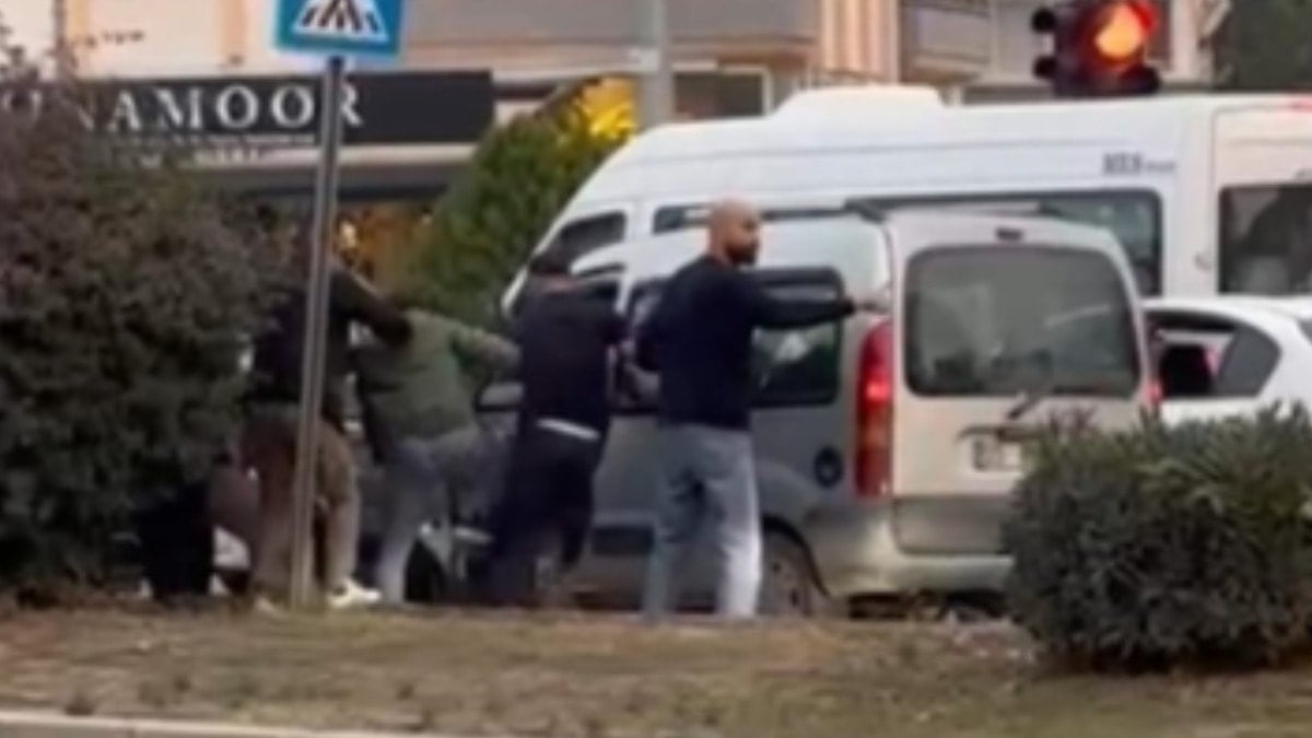 Trafikte tartışıp araçtan indirdiler! 5 kişi birden dövdü, sosyal medya bu görüntülerle çalkalandı