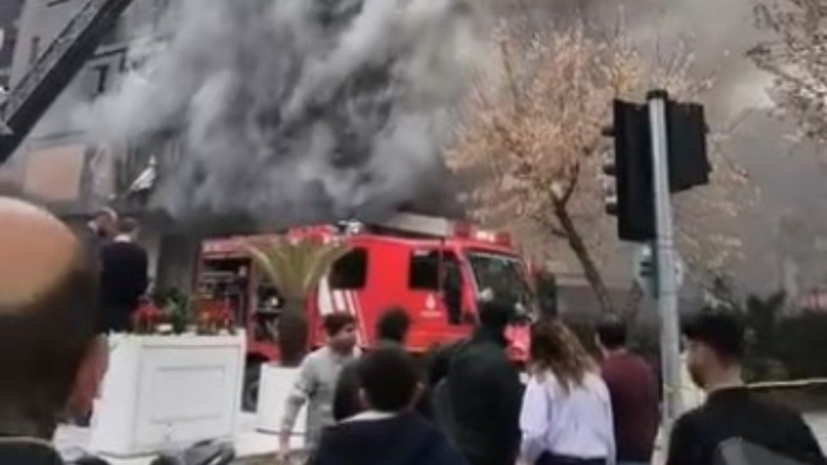 Kadıköy'de yangın paniği! Çok sayıda ekip müdahale ediyor