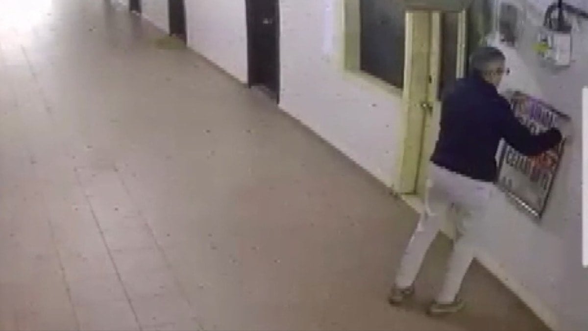 İstanbul'da film gibi soygun: Duvarı delip 1,7 milyon TL'lik saati çaldılar