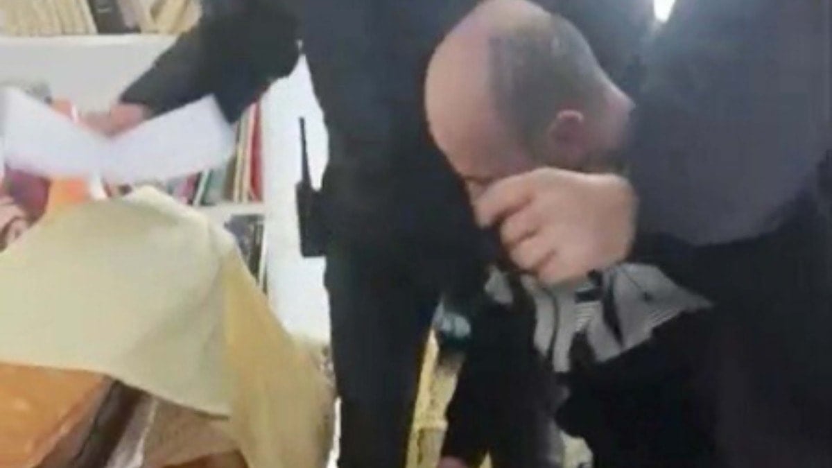 Açık cezaevinden firar etti: Kanepenin altında saklanırken yakalandı!