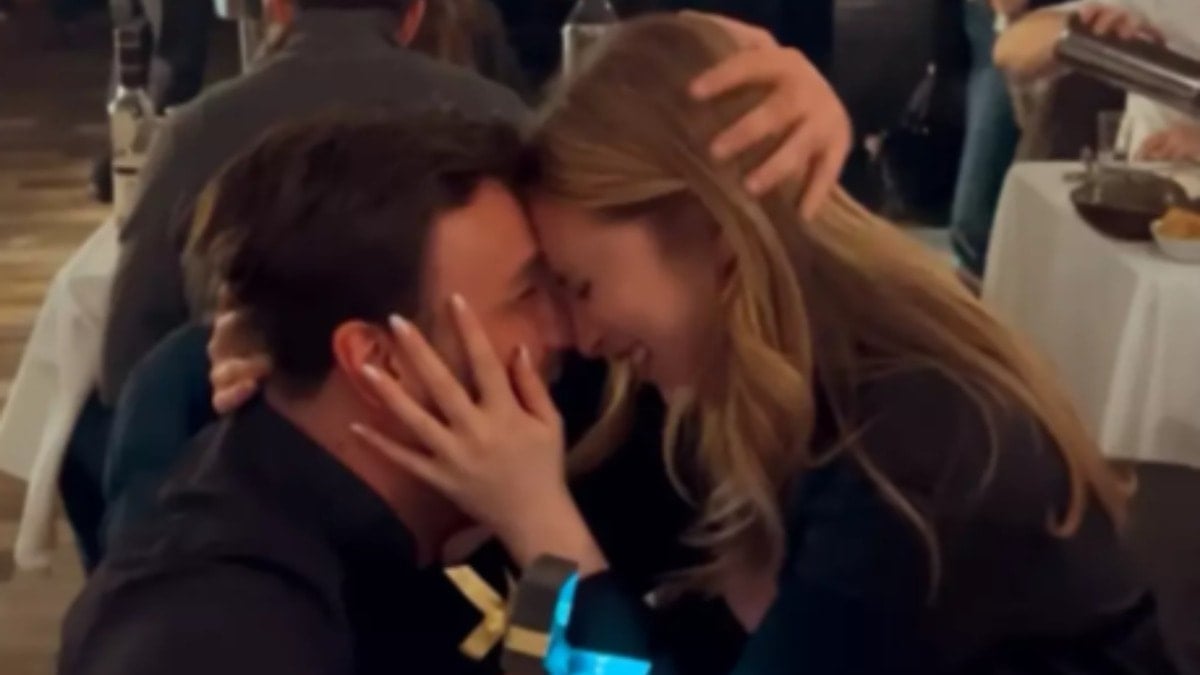 Genç yıldız doğum gününde evlilik teklifi aldı!