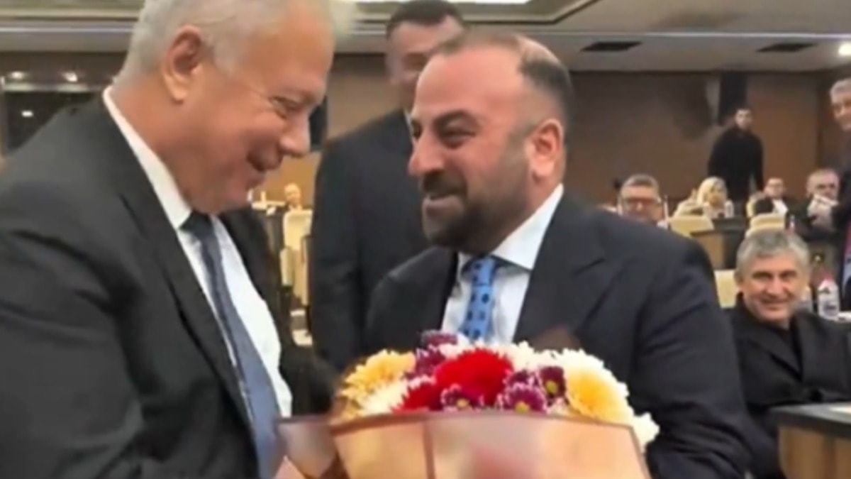 AKP'li Kara, CHP'li Zorlu'ya çiçek verdi