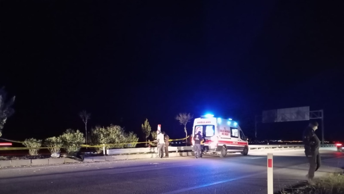 Adana'da motosiklet refüje çarptı; 1 ölü, 1 yaralı