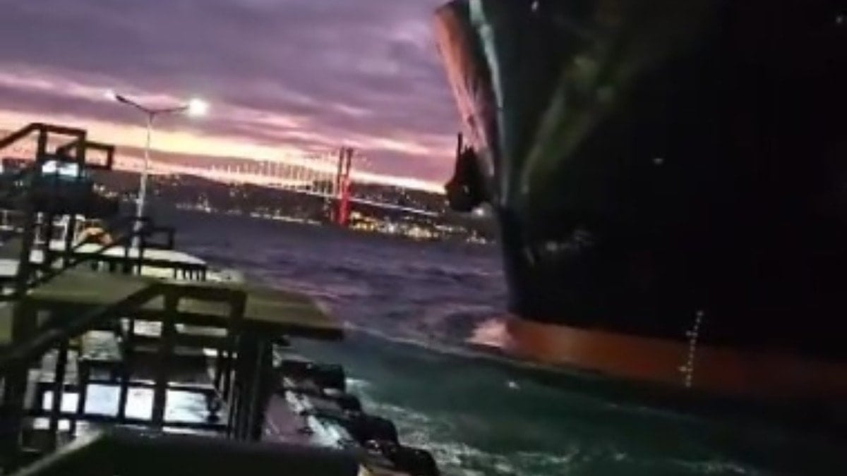 Beşiktaş'ta faciadan dönüldü! İskeleye çarpmaktan saniyelerle kurtuldu