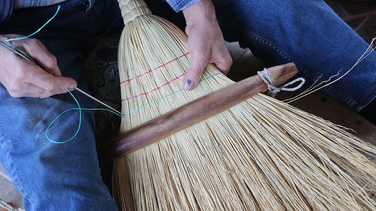 72 yıldır bu köyde süpürge yapımı gelir kapısı!