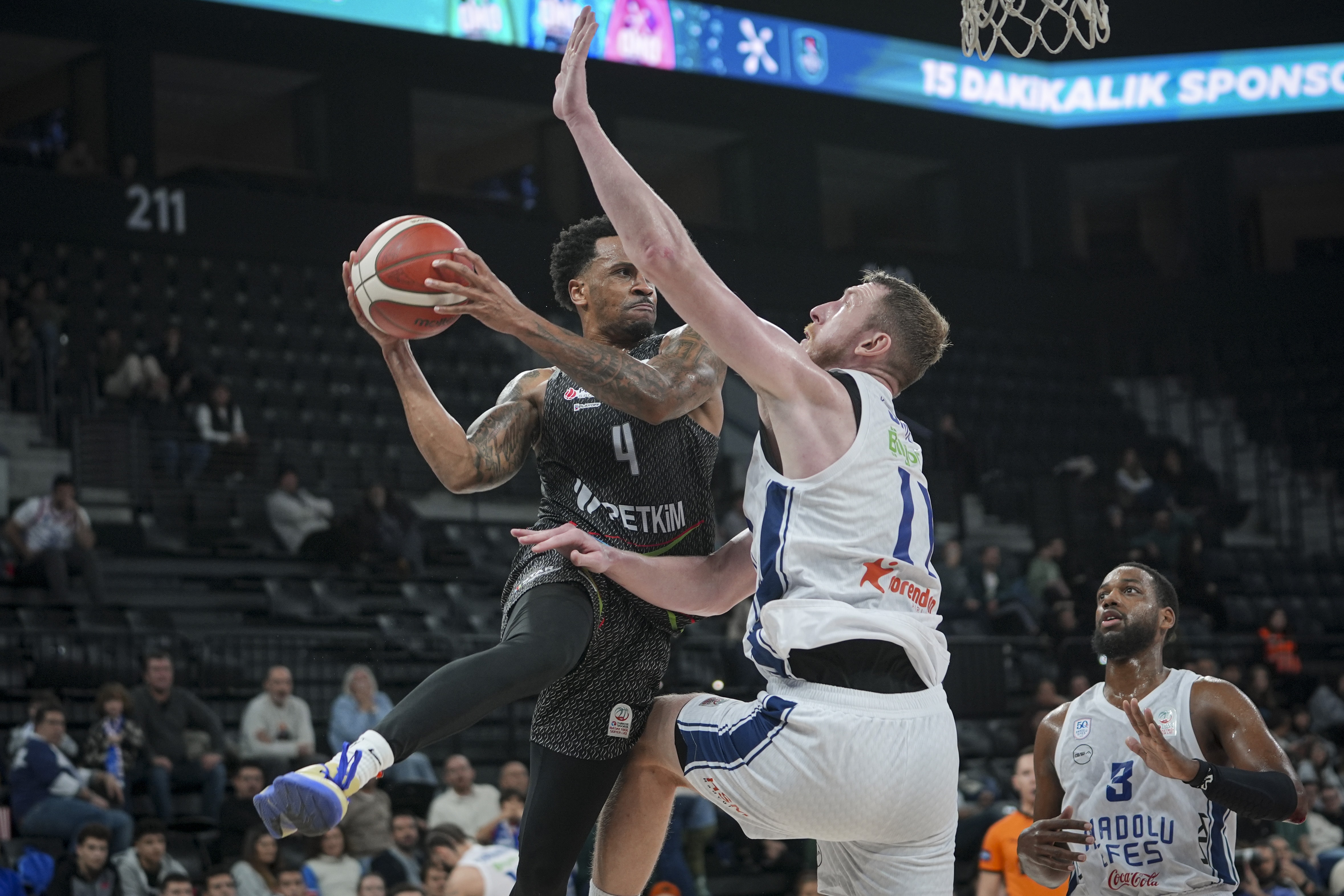 Anadolu Efes evinde yıkıldı
