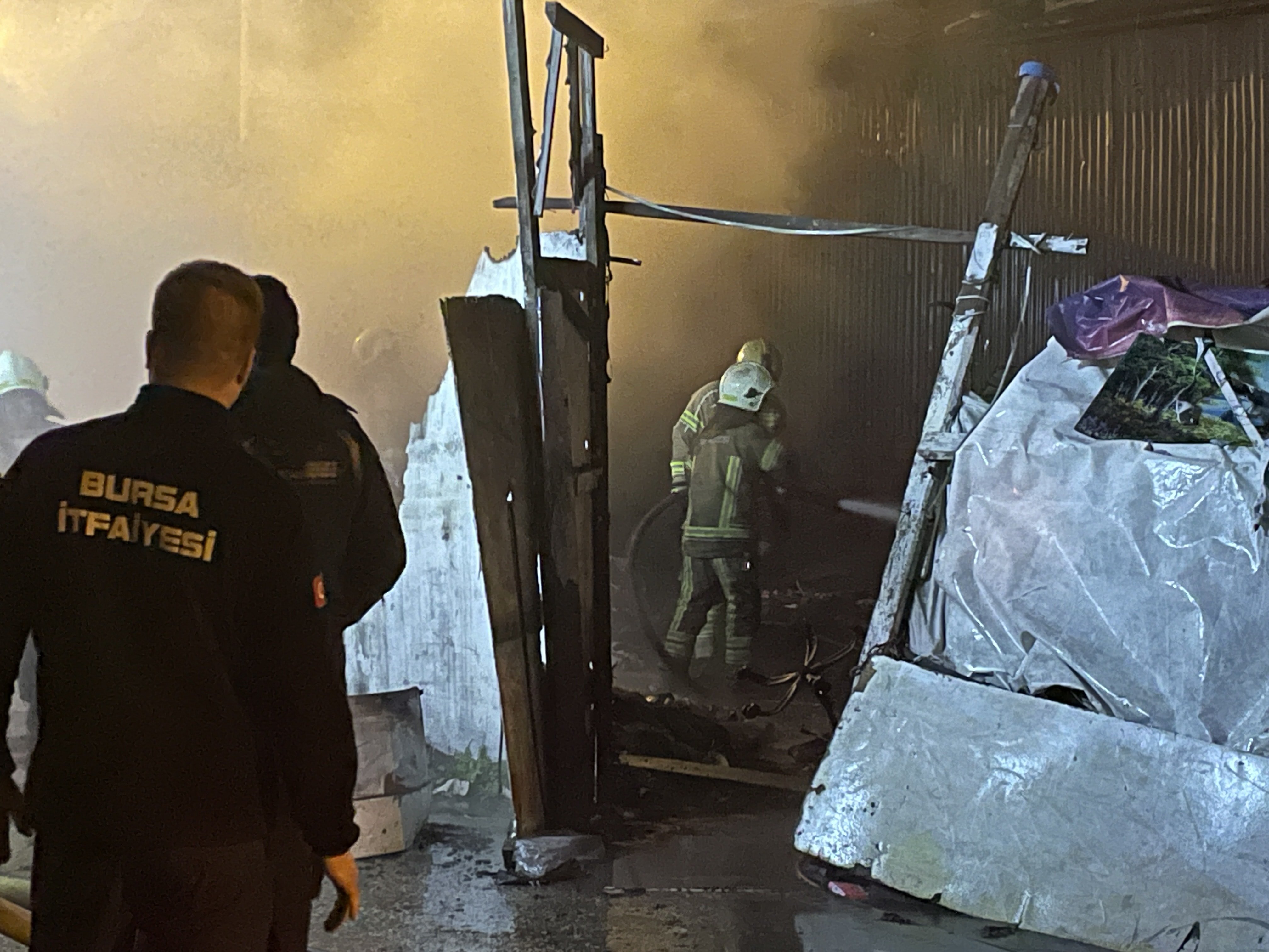 Barakada yangın! Şans eseri kurtuldu