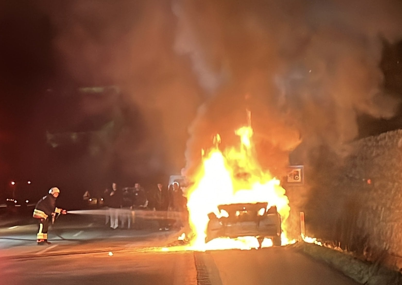 Seyir halinde alev alan otomobil küle döndü