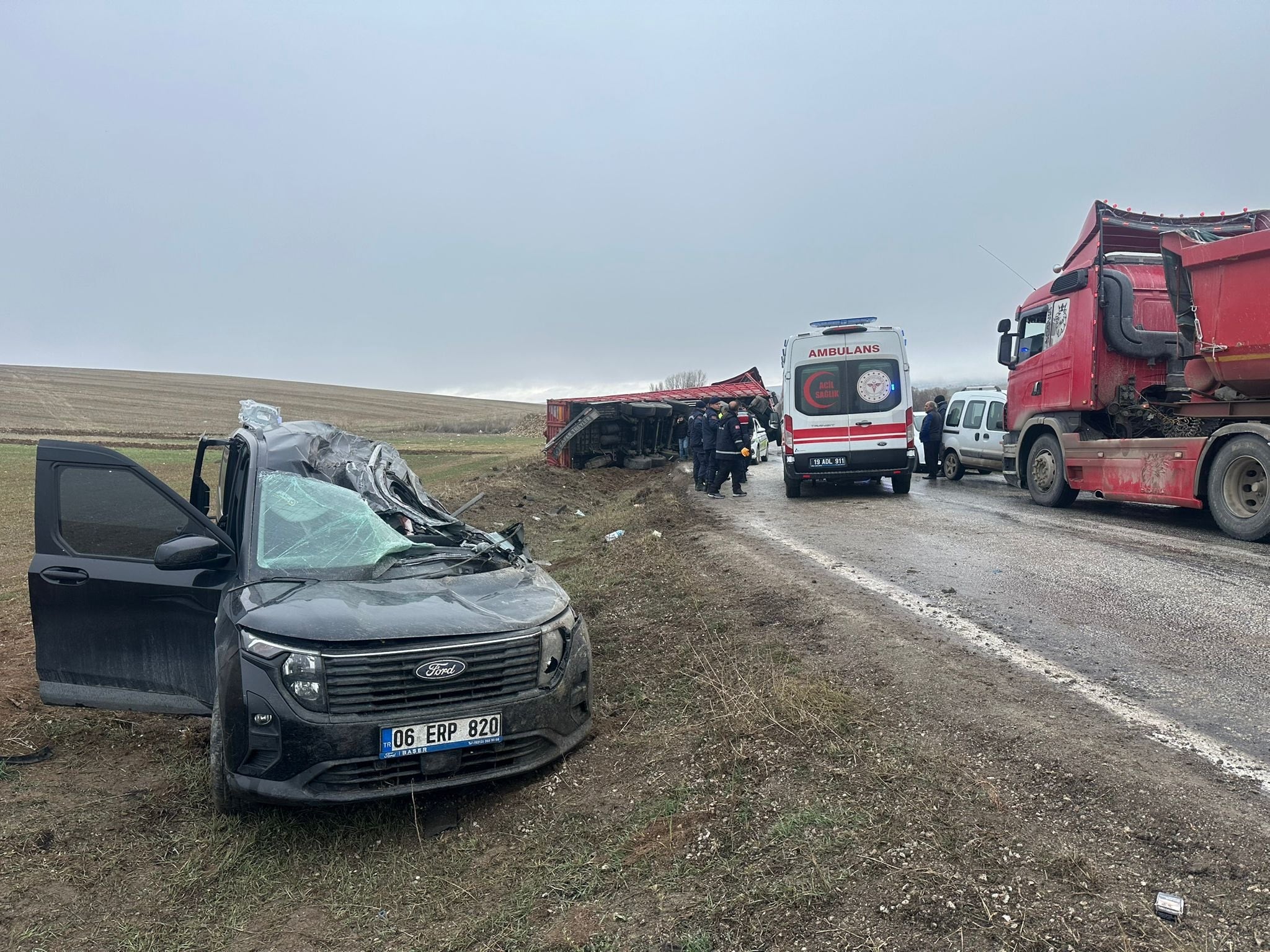 TIR devrildi iki kişi ölümden kıl payı kurtuldu