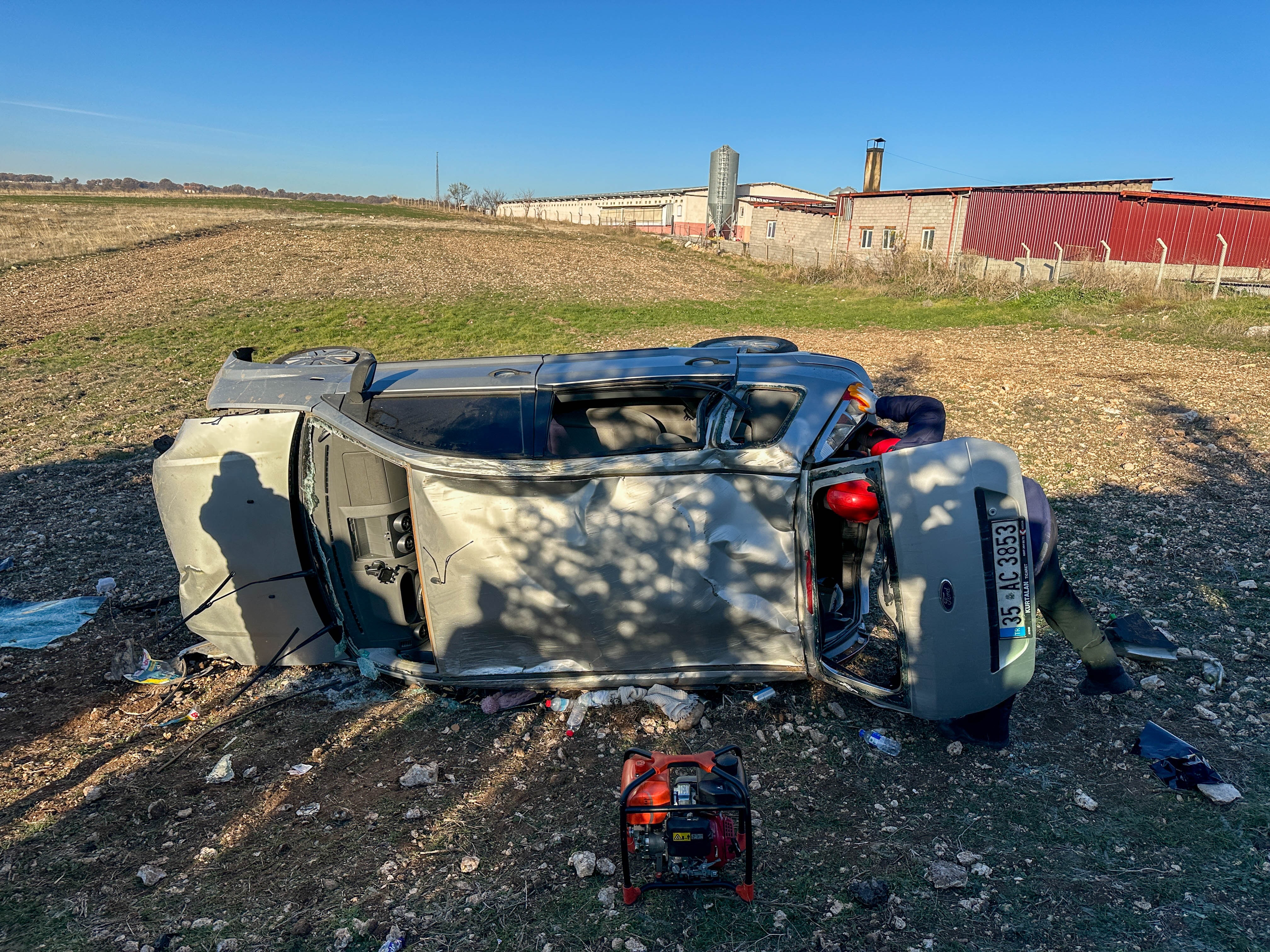 Uşak’ta otomobil tarlaya devrildi: Aynı aileden 5 yaralı
