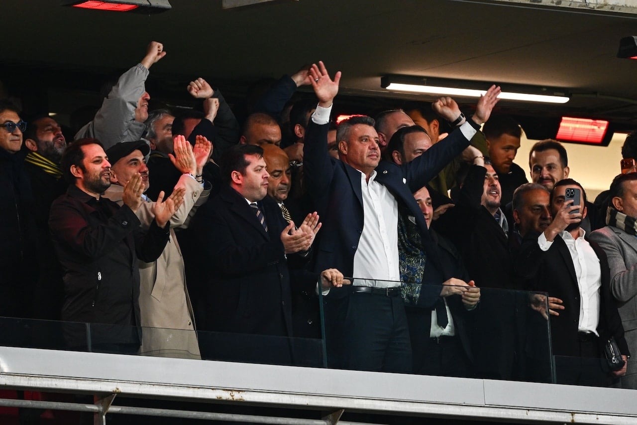 Sadettin Saran adliyeden çıkıp maça gitti! Coşkulu karşılama