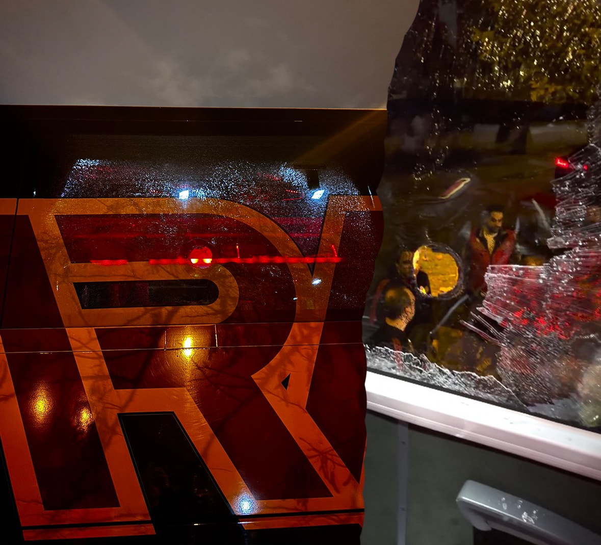 Galatasaray otobüsüne taşla saldırdılar