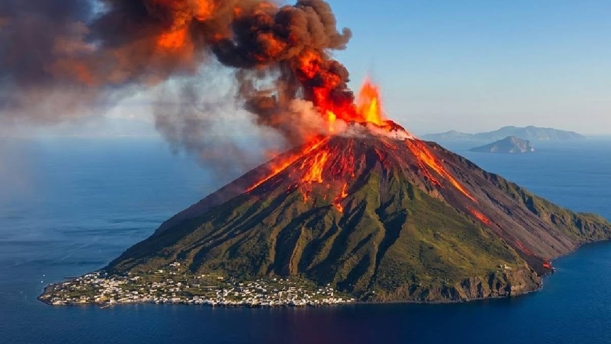 Akdeniz'in deniz feneri: Tarihi adada 2 bin yıldır aralıksız lav püskürtüyor