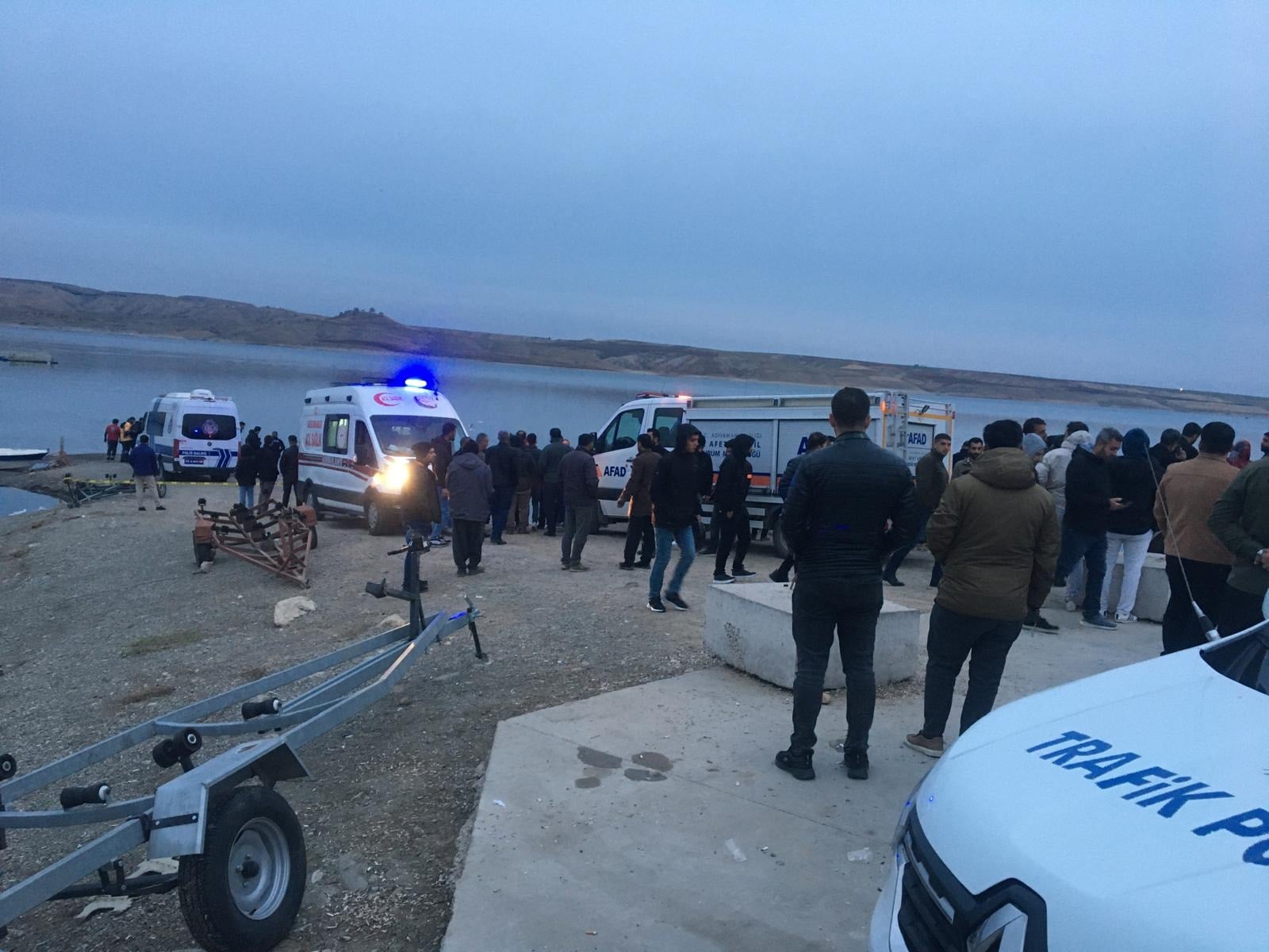 Gölde can pazarı: Alabora olan teknedeki 4 kişi kurtarıldı, 1 kişi aranıyor