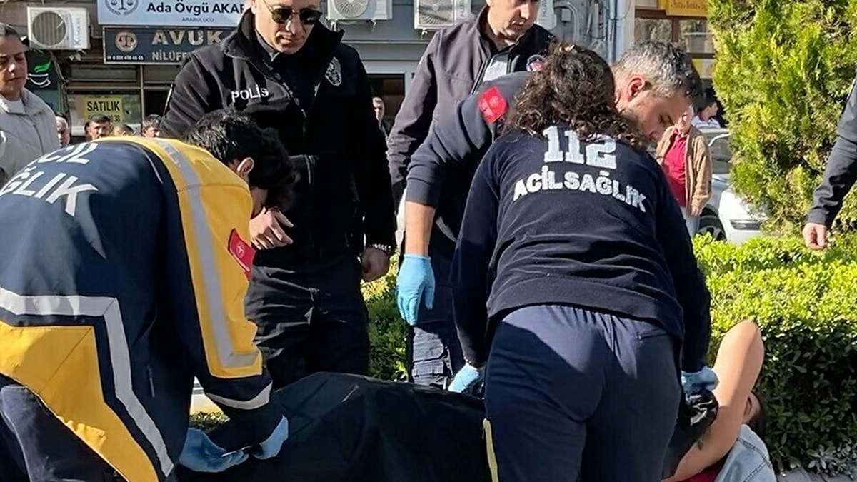 Adliye önünde boşanma aşamasındaki eşini bıçakladı