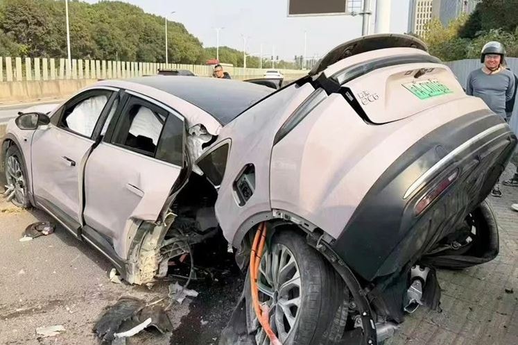 Ünlü elektrikli araç kazada ikiye ayrıldı! Görüntüler şimşek hızıyla sosyal medyada yayıldı