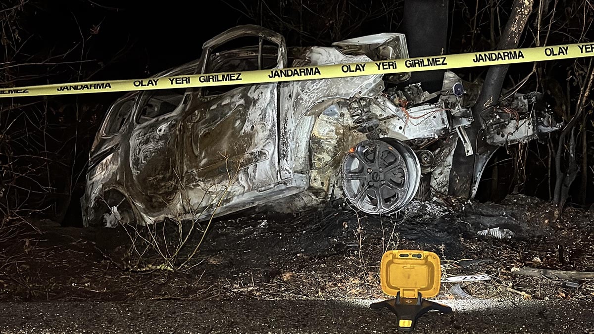 Safranbolu’da ağaca çarpan araç alev aldı: Genç sürücü hayatını kaybetti