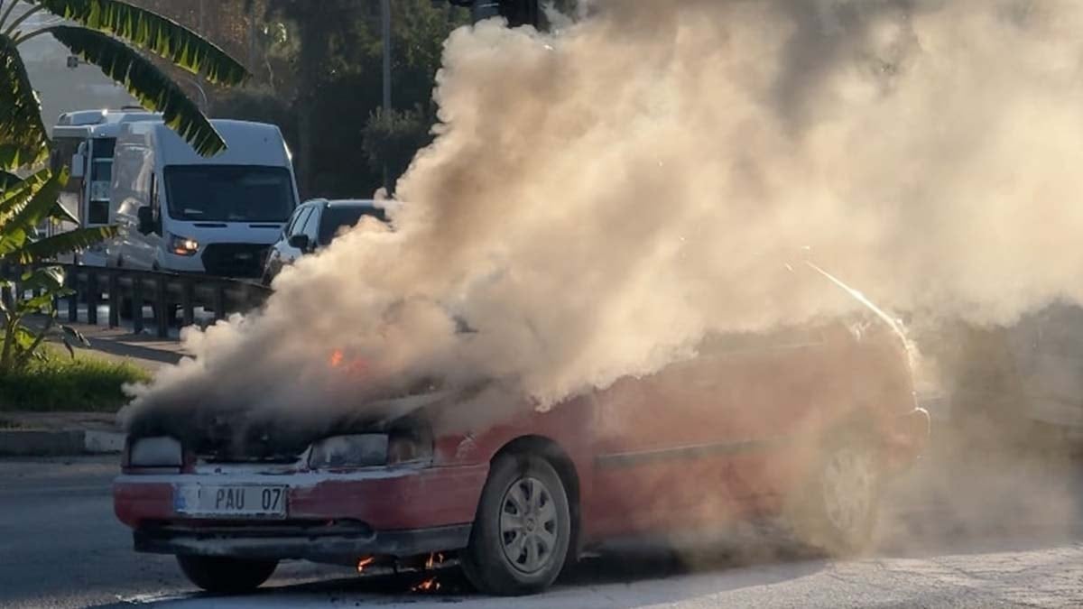 Alanya’da seyir halindeki otomobil alev aldı, araç kullanılamaz hale geldi