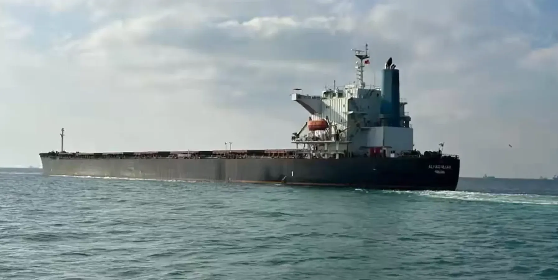 Marmara Denizi'nde karaya oturan yük gemisi kurtarıldı