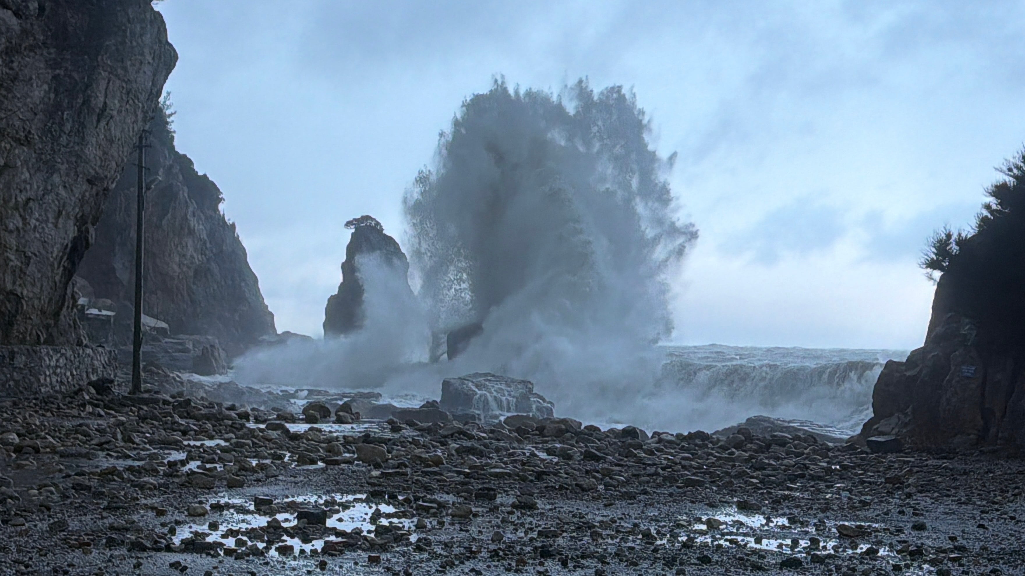 Amasra'da dalgalar 8 metreyi aştı tekneler limana demirledi