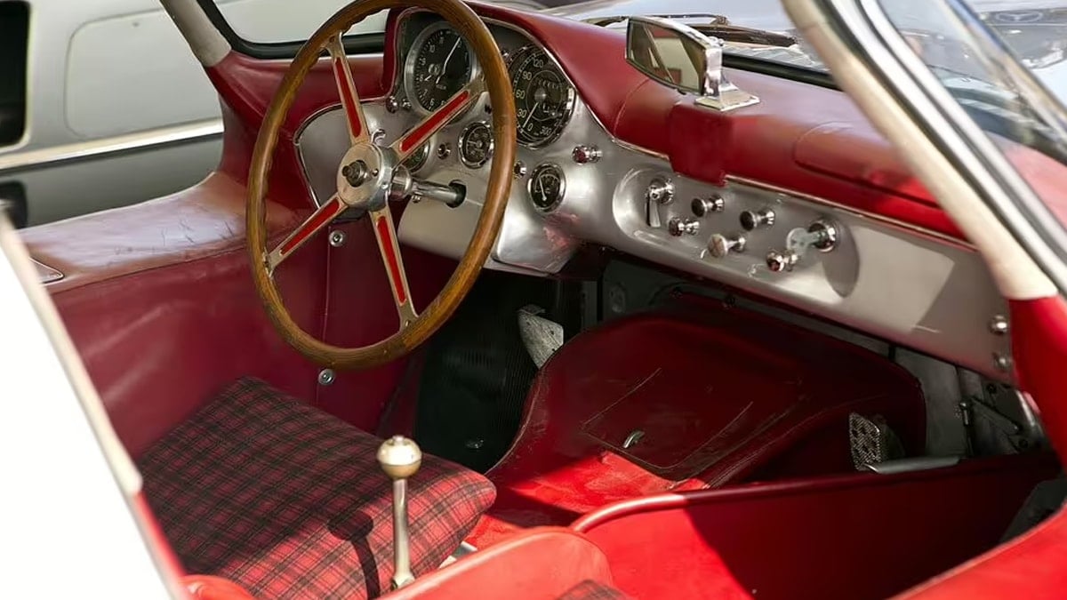 Dünyanın en pahalı otomobili rekor fiyata satıldı