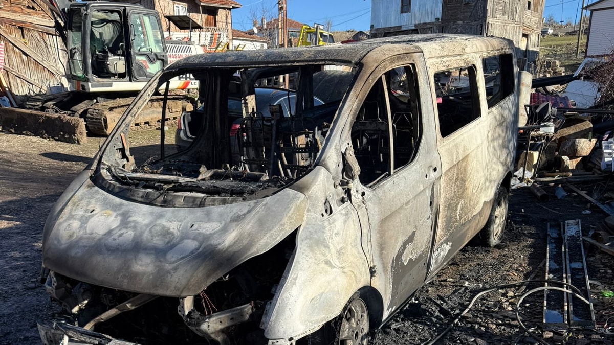 Ankara'da 4 araç kundaklandı