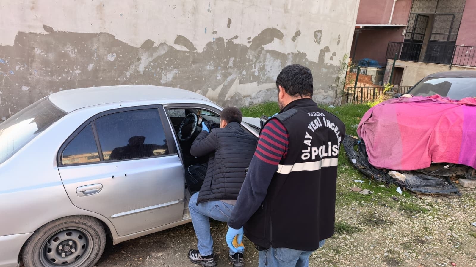 Arkadaşına verdiği otomobilini, kurşunlanmış halde buldu