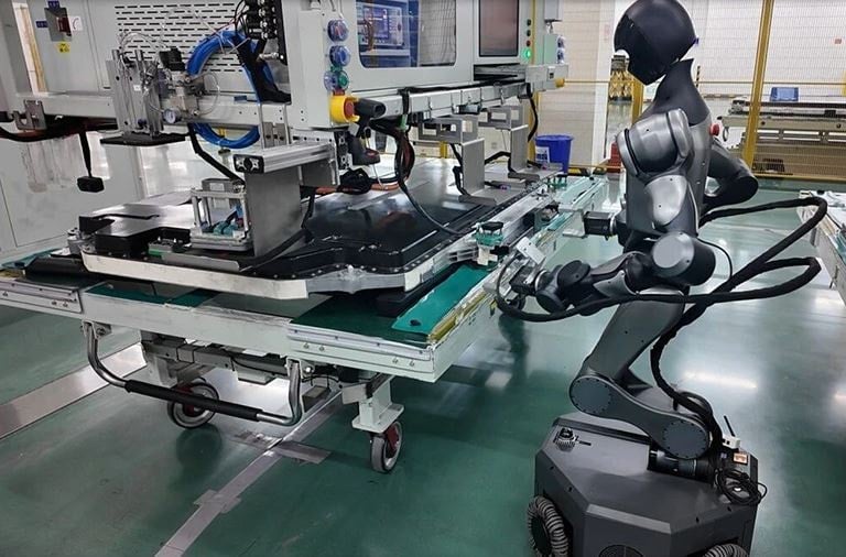 Dev şirket fabrikalarında robot çalıştırmaya başladı