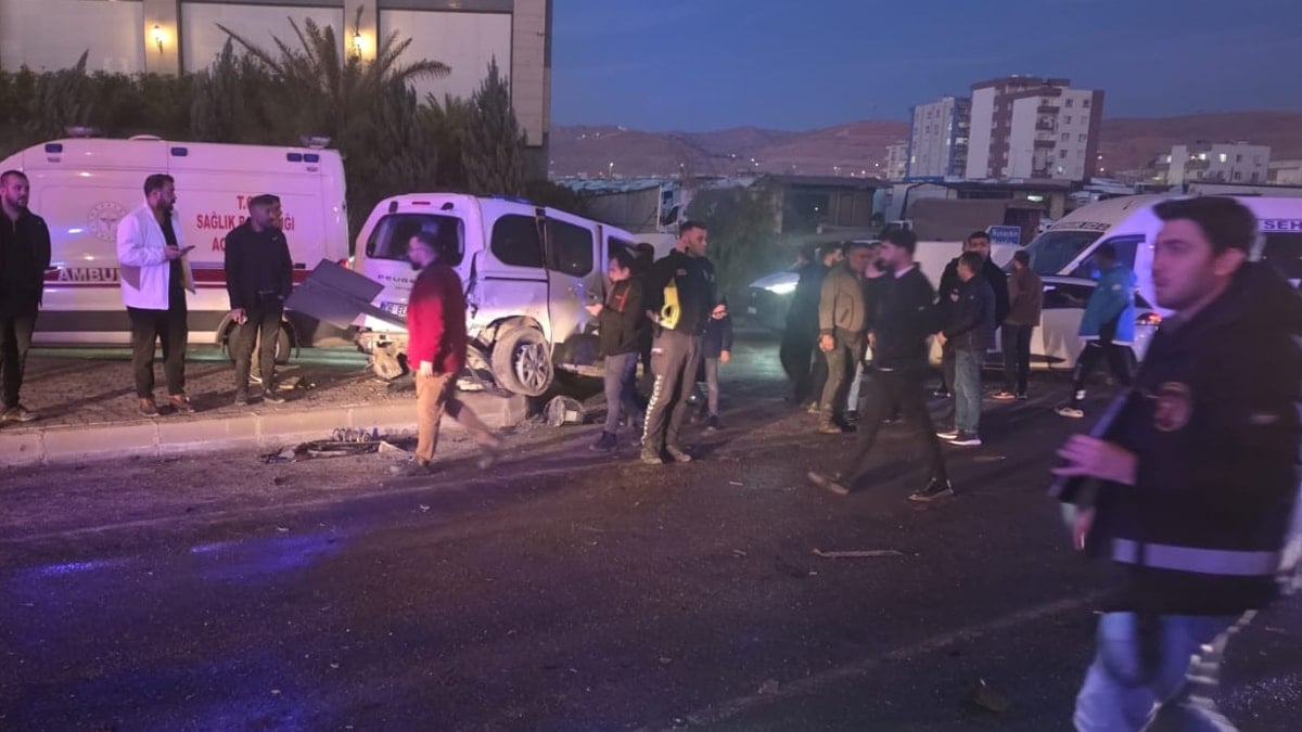 Kontrolden çıkan vinç 6 araca çarptı: 7 yaralı