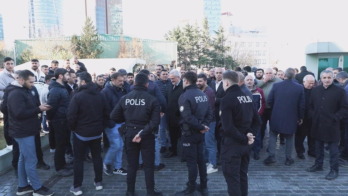 Sarıyer’de pazar günü krizi! Pazarcılardan belediye önünde protesto