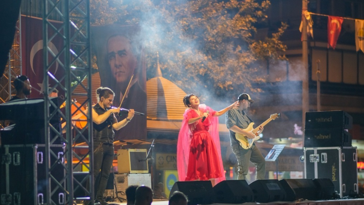 Herkes dış görünüşüyle alay ediyordu: Ünlü şarkıcı dayanamayıp hastalığını itiraf etti