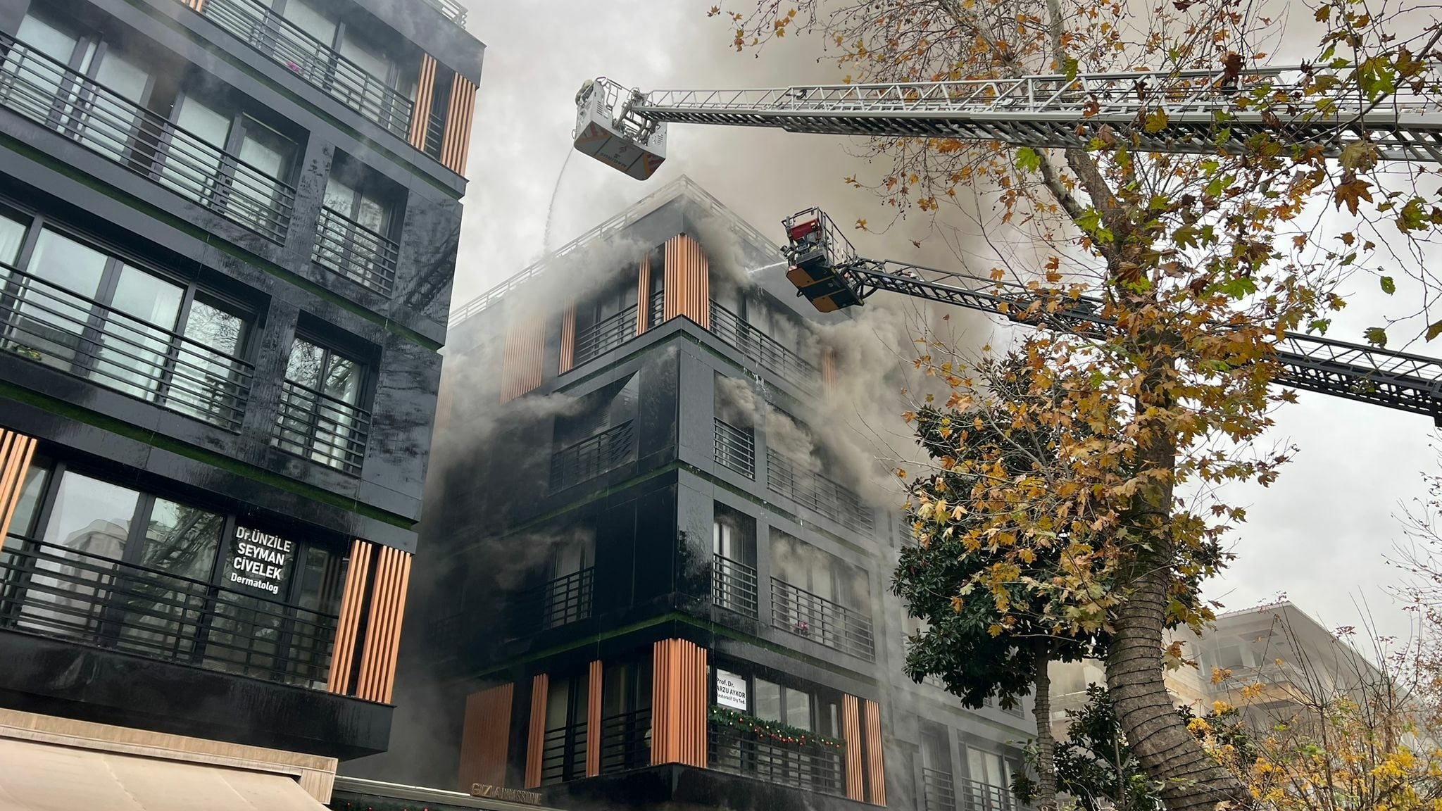 Kadıköy'de 4 katlı binada yangın