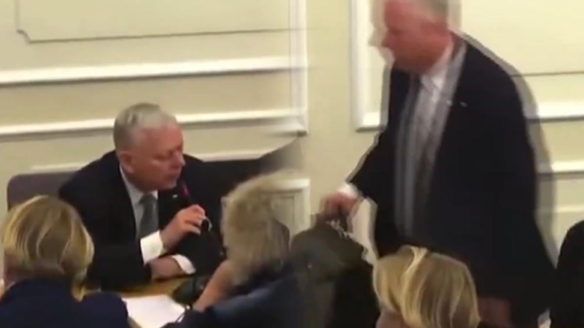 Polonyalı Milletvekili "Gerizekalılar" diyerek komisyonu terk etti