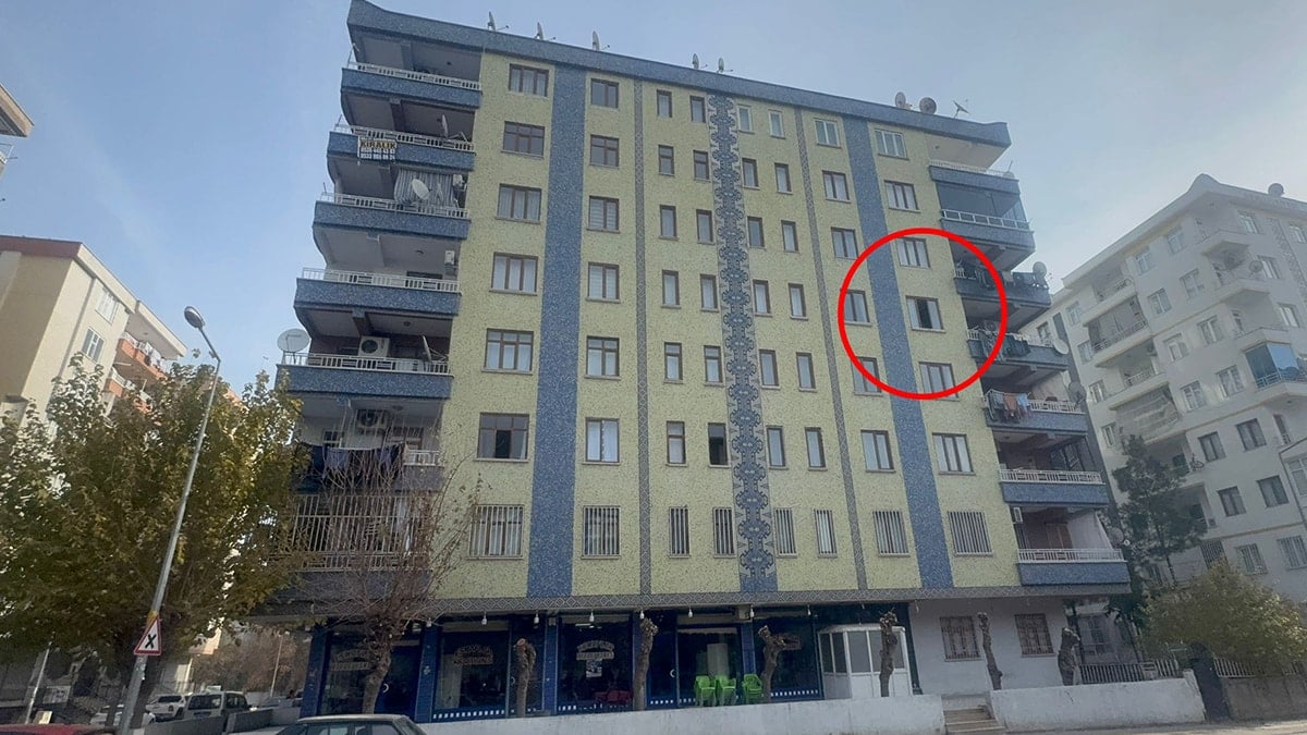 Anne dehşeti: Üç aylık bebeğini pencereden attı!