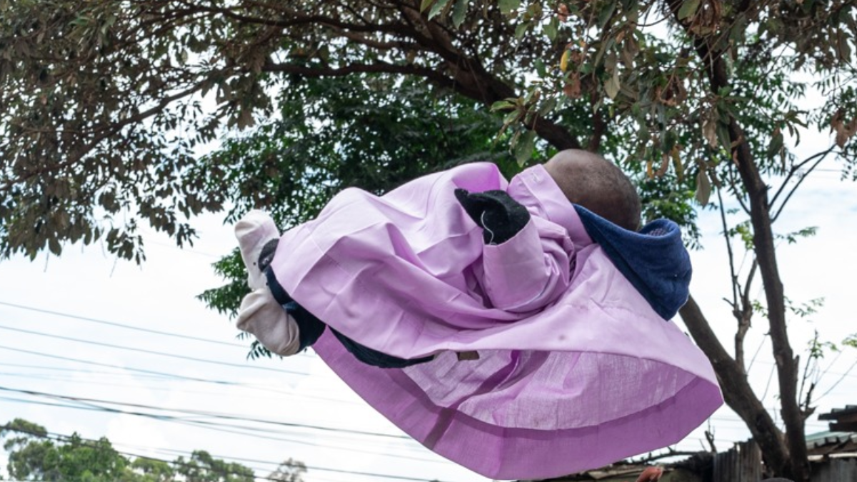 Dar sokaklarda toplanıp bebekleri havaya fırlatıyorlar