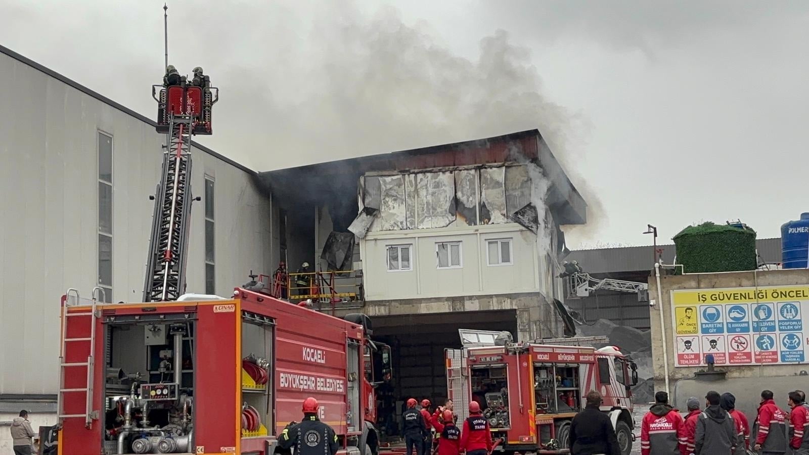 Başiskele’de beton santralinde çıkan yangında iki işçi dumandan etkilendi