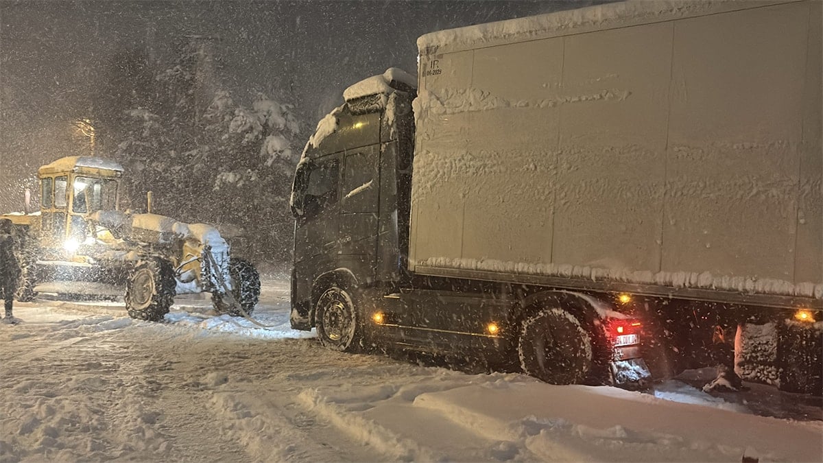 Kar etkisini artırdı, Ankara'ya ulaşım yolu kapandı