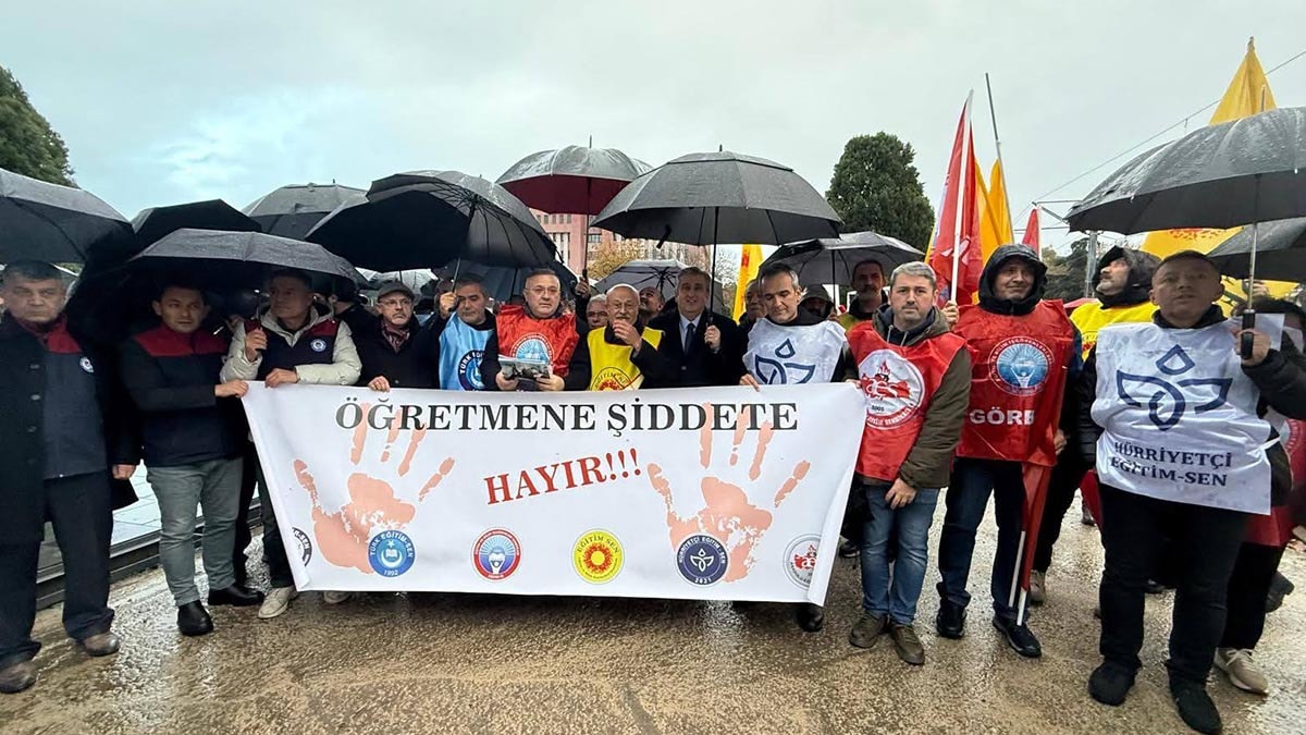 Samsun’da öğretmenlere yönelik şiddet protesto edildi