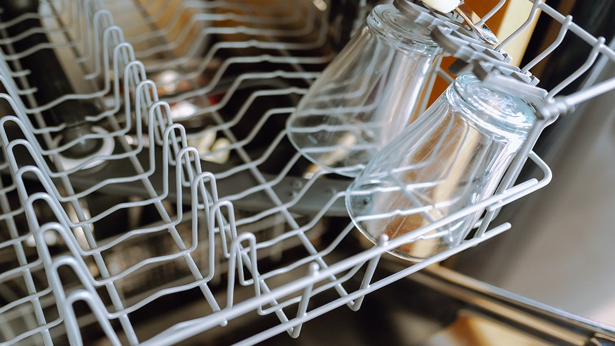 Bulaşık makinesine cam bardak atanlar yandı