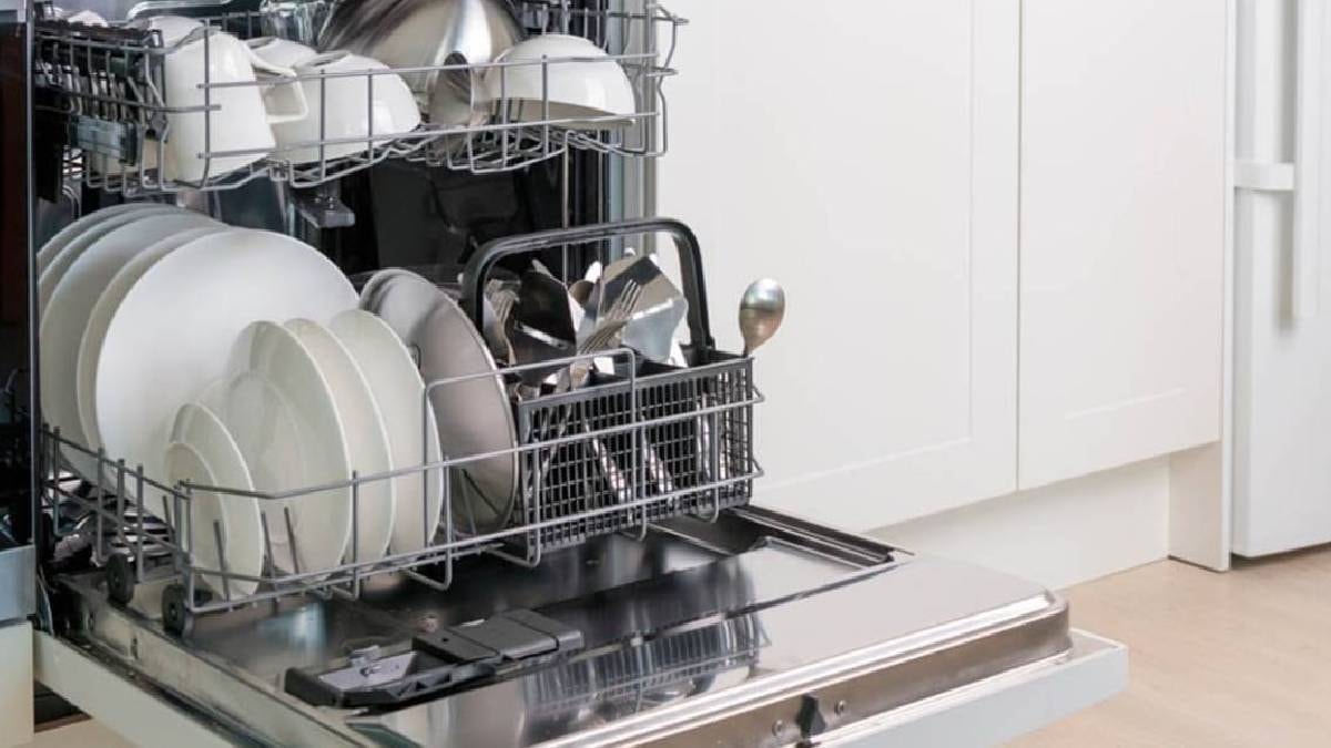 Bulaşıkların makineden kirli çıkmasının sebebi meğer buymuş! 1 bardak ekleyin bulaşıklar ayna gibi parlayacak