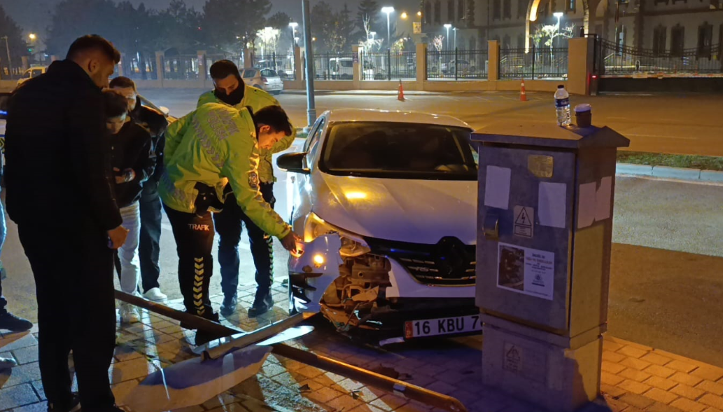 Bursa'da otomobil trafik levhasına çarptı: 1 yaralı