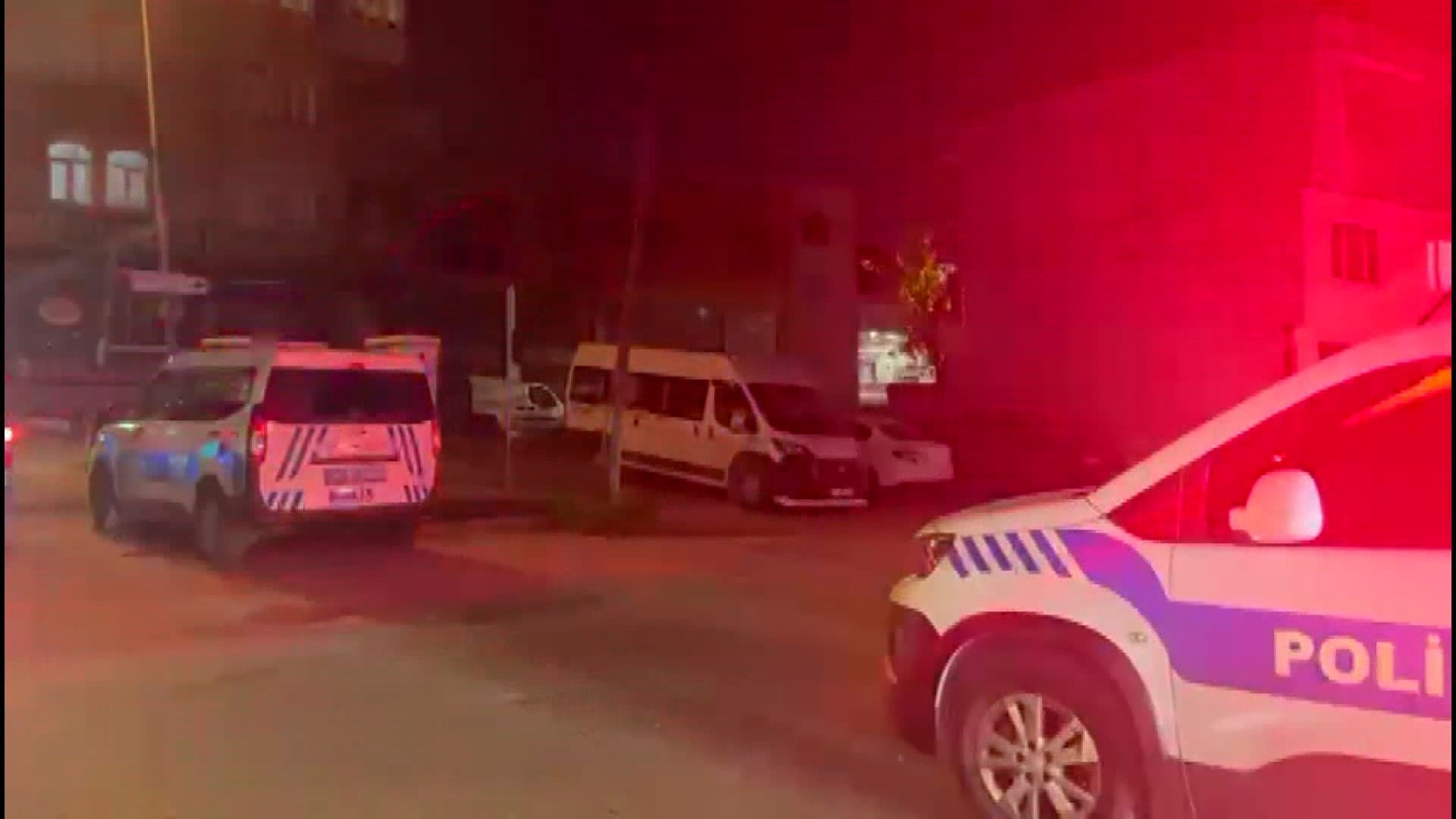 Yoldan geçerken silahlı kavganın ortasında kalıp vuruldu