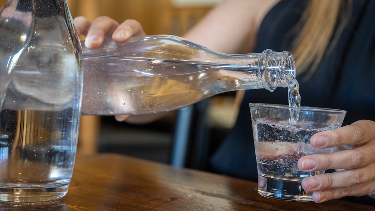 Cam şişeden su içerken iki kez düşünün
