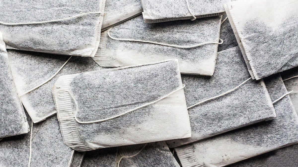 Arabaya çay poşeti koyun