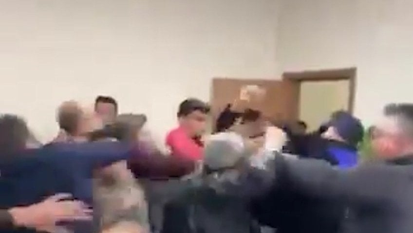 Belediye personeli ve müdürleri tekmeli- yumruklu kavga etti