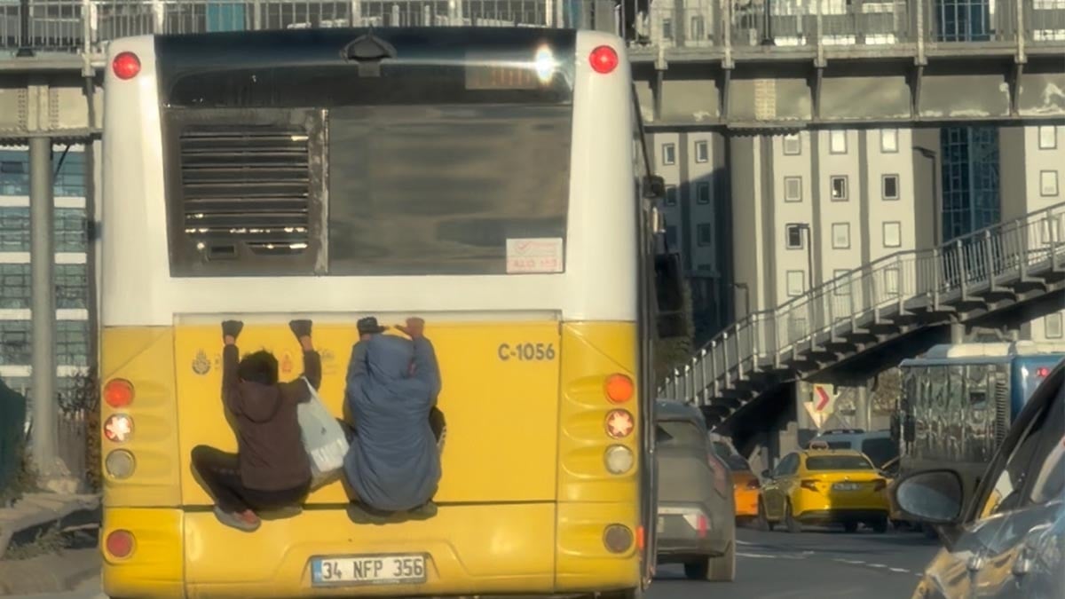 Beykoz'da otobüsün arkasında tehlikeli yolculuk