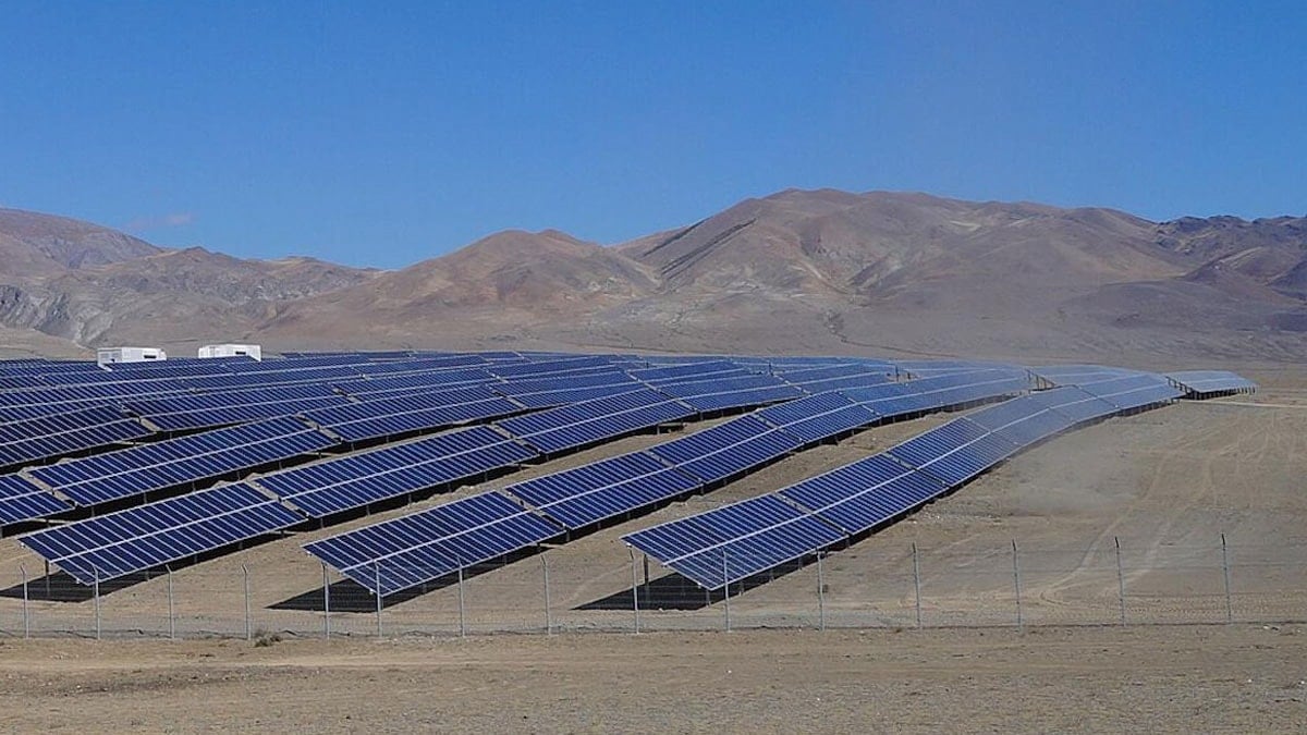 Güneş enerjisi santrali dev çölü uyandırdı