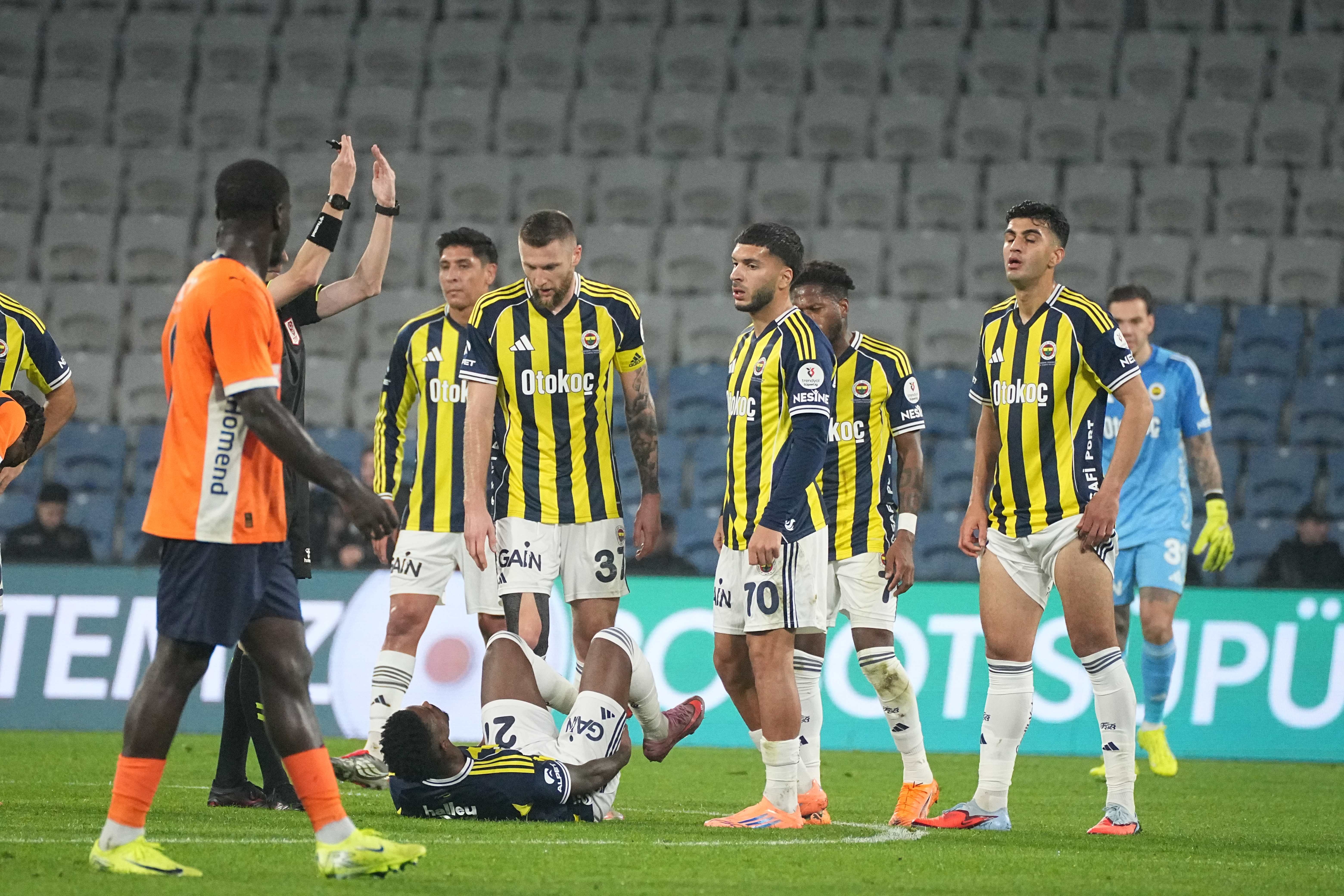 İlk yarının son düdüğüne F.Bahçeli futbolculardan yoğun itiraz